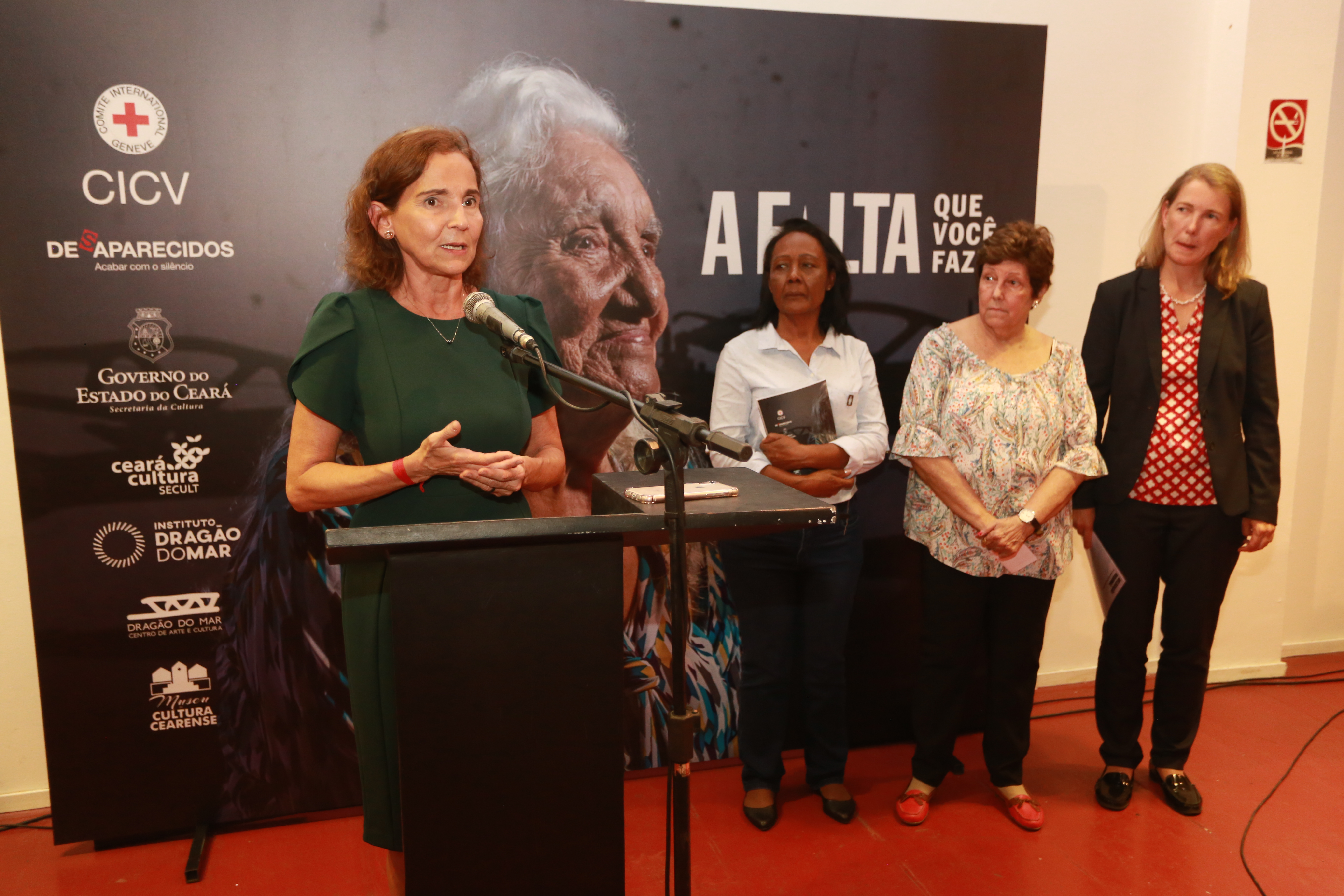 Vice-governadora abre exposição sobre pessoas desaparecidas no Centro Dragão do Mar