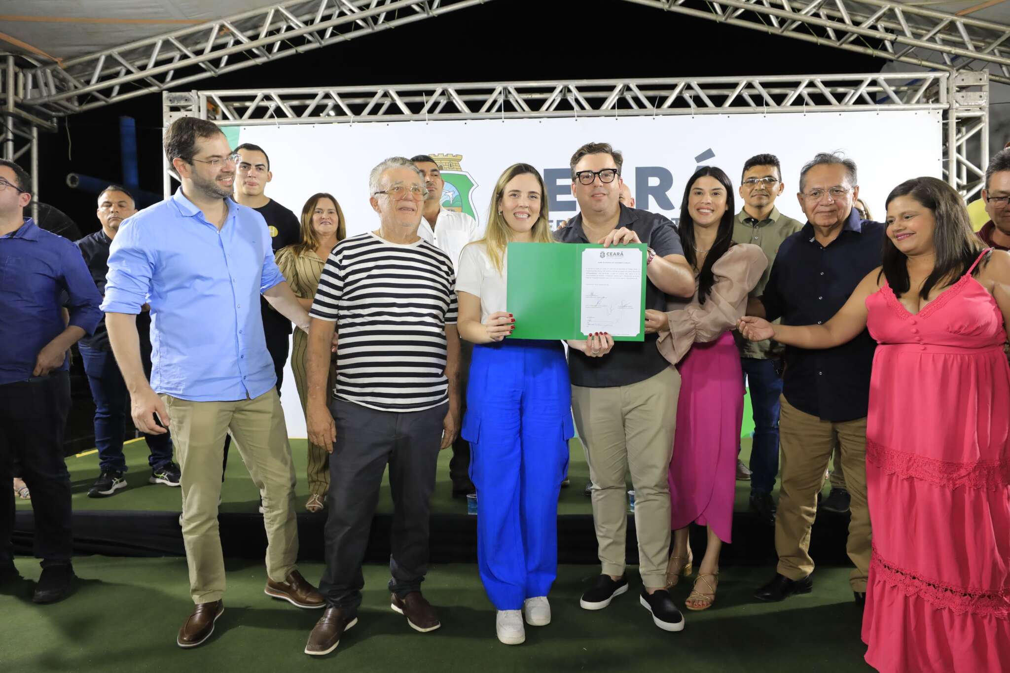 Governo do Ceará inaugura brinquedopraça, academia ao ar livre e anuncia pacote de obras em Pedra Branca