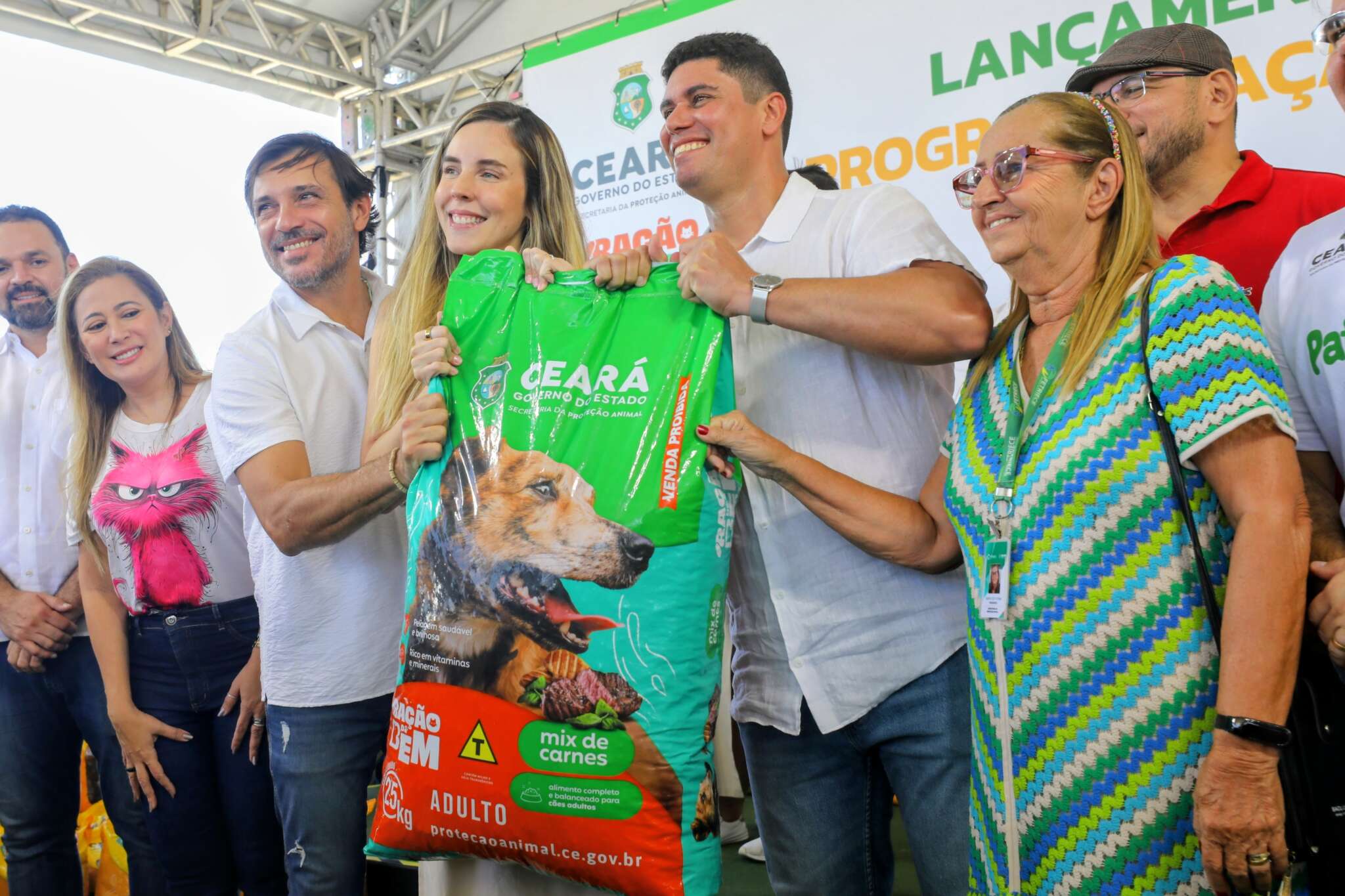 Governo do Ceará lança programa Ração do Bem para apoiar animais em vulnerabilidade